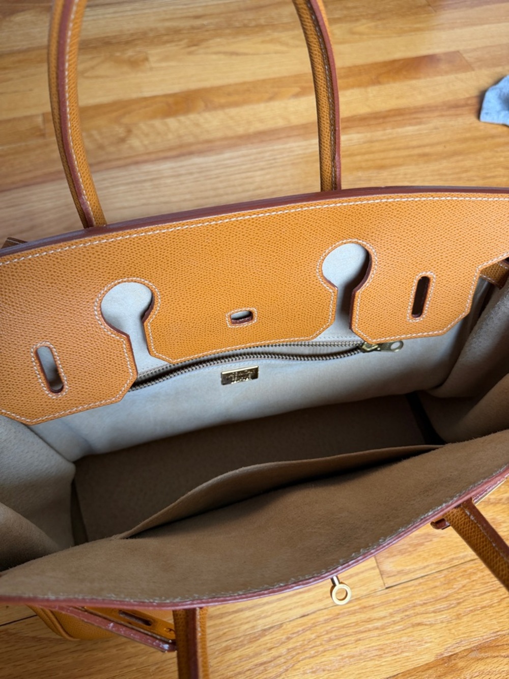 Classic Tan Leather Structured Tote Bag - Picture 5 of 8
